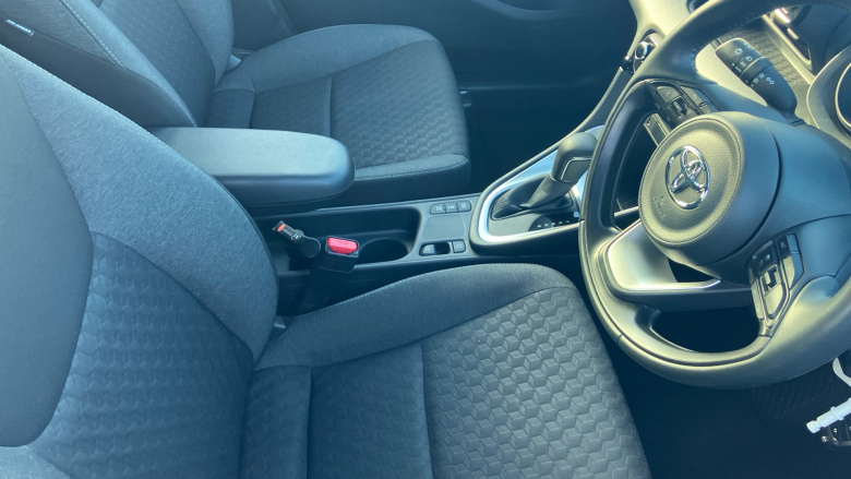 Toyota Yaris 1.5 Hybrid Design 5dr CVT Hybrid Hatchback